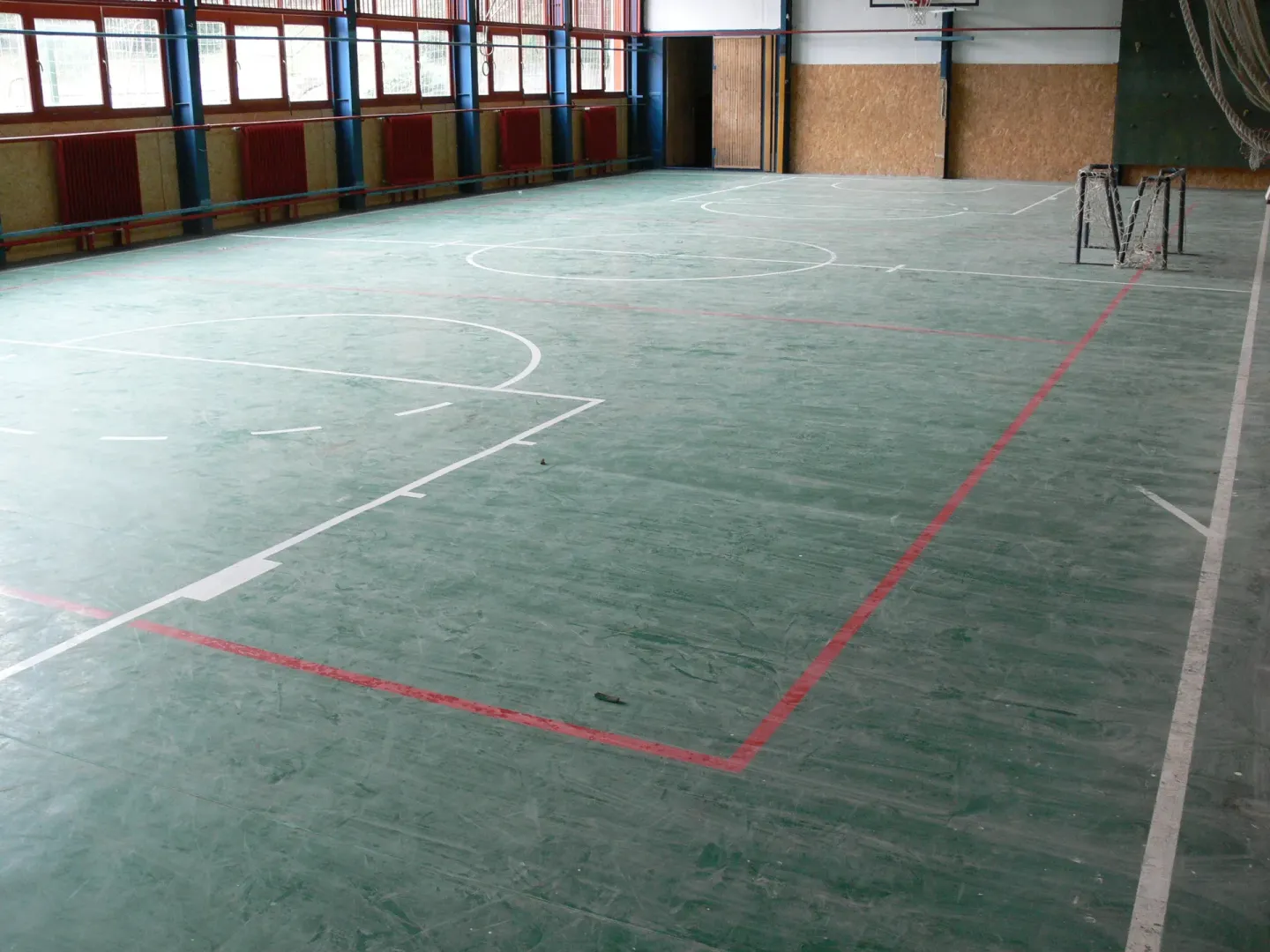 Sport Floor System: transparenter Schutz und farbige Sanierung von Sportböden Sport Floor System: transparenter Schutz und farbige Sanierung von Sportböden