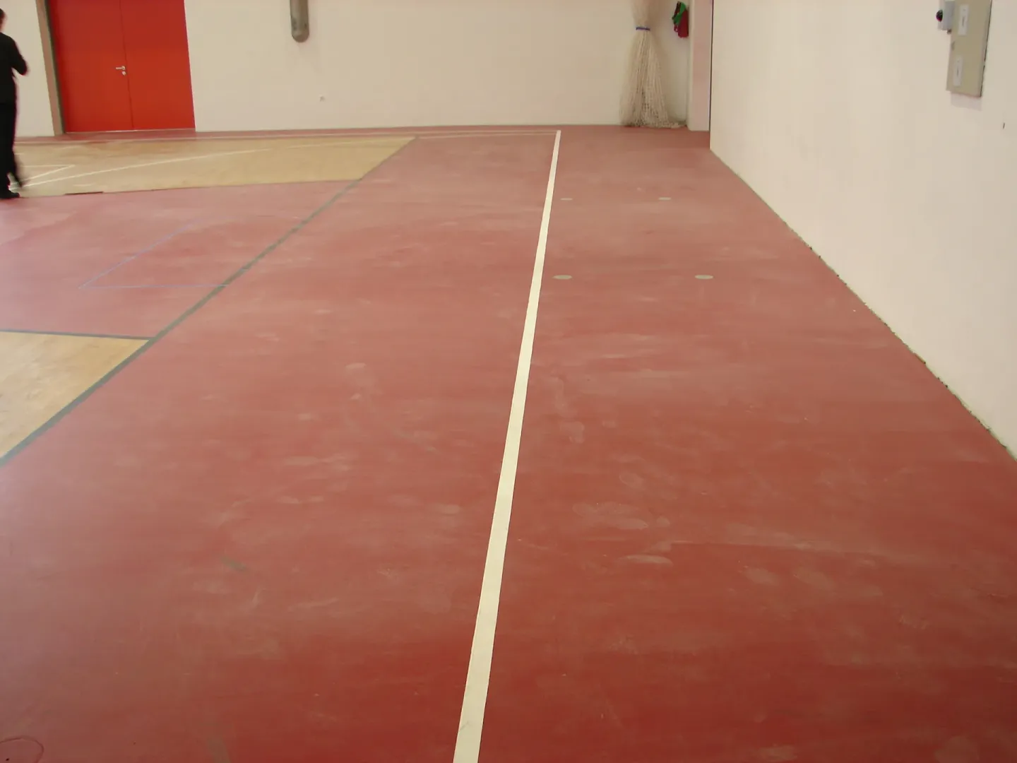 Sport Floor System: transparenter Schutz und farbige Sanierung von Sportböden Sport Floor System: transparenter Schutz und farbige Sanierung von Sportböden