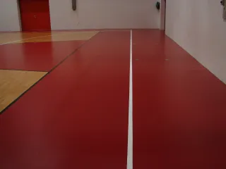 Sport Floor System: transparenter Schutz und farbige Sanierung von Sportböden Sport Floor System: transparenter Schutz und farbige Sanierung von Sportböden