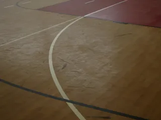 Sport Floor System: transparenter Schutz und farbige Sanierung von Sportböden Sport Floor System: transparenter Schutz und farbige Sanierung von Sportböden