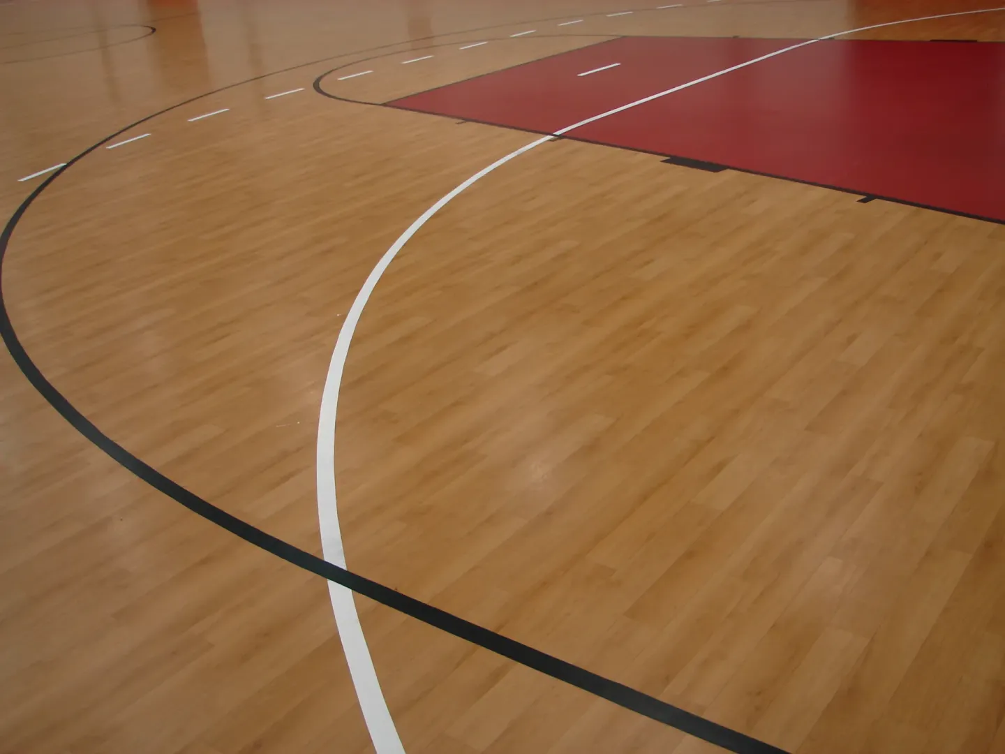 Sport Floor System: transparenter Schutz und farbige Sanierung von Sportböden Sport Floor System: transparenter Schutz und farbige Sanierung von Sportböden