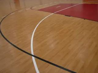Sport Floor System: transparenter Schutz und farbige Sanierung von Sportböden Sport Floor System: transparenter Schutz und farbige Sanierung von Sportböden