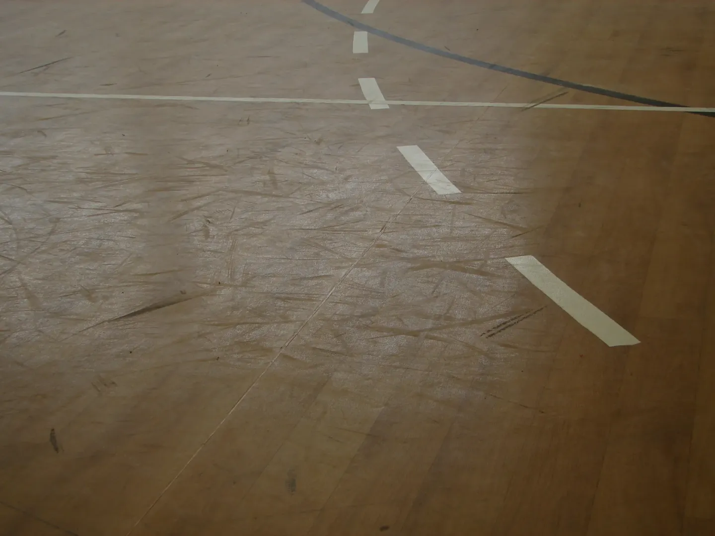 Sport Floor System: transparenter Schutz und farbige Sanierung von Sportböden Sport Floor System: transparenter Schutz und farbige Sanierung von Sportböden