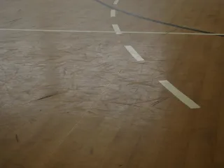 Sport Floor System: transparenter Schutz und farbige Sanierung von Sportböden Sport Floor System: transparenter Schutz und farbige Sanierung von Sportböden