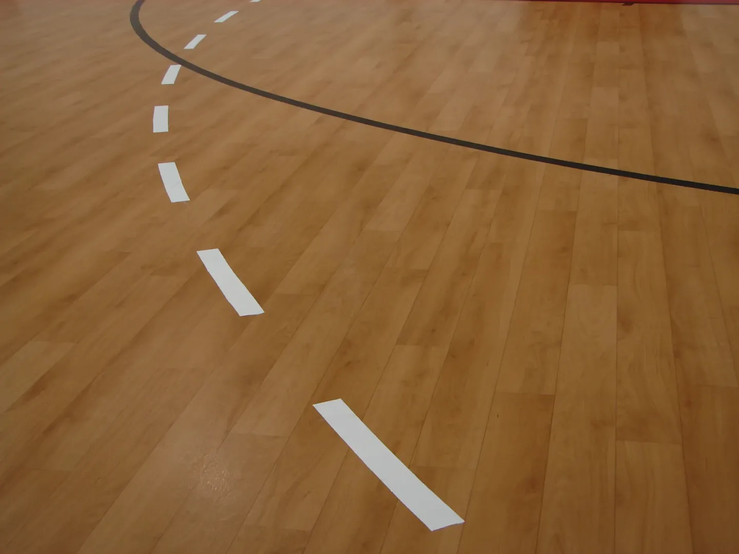 Sport Floor System: transparenter Schutz und farbige Sanierung von Sportböden Sport Floor System: transparenter Schutz und farbige Sanierung von Sportböden