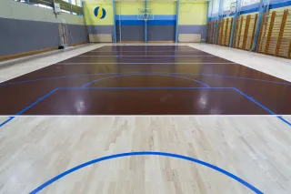 Sport Floor System: transparenter Schutz und farbige Sanierung von Sportböden Sport Floor System: transparenter Schutz und farbige Sanierung von Sportböden