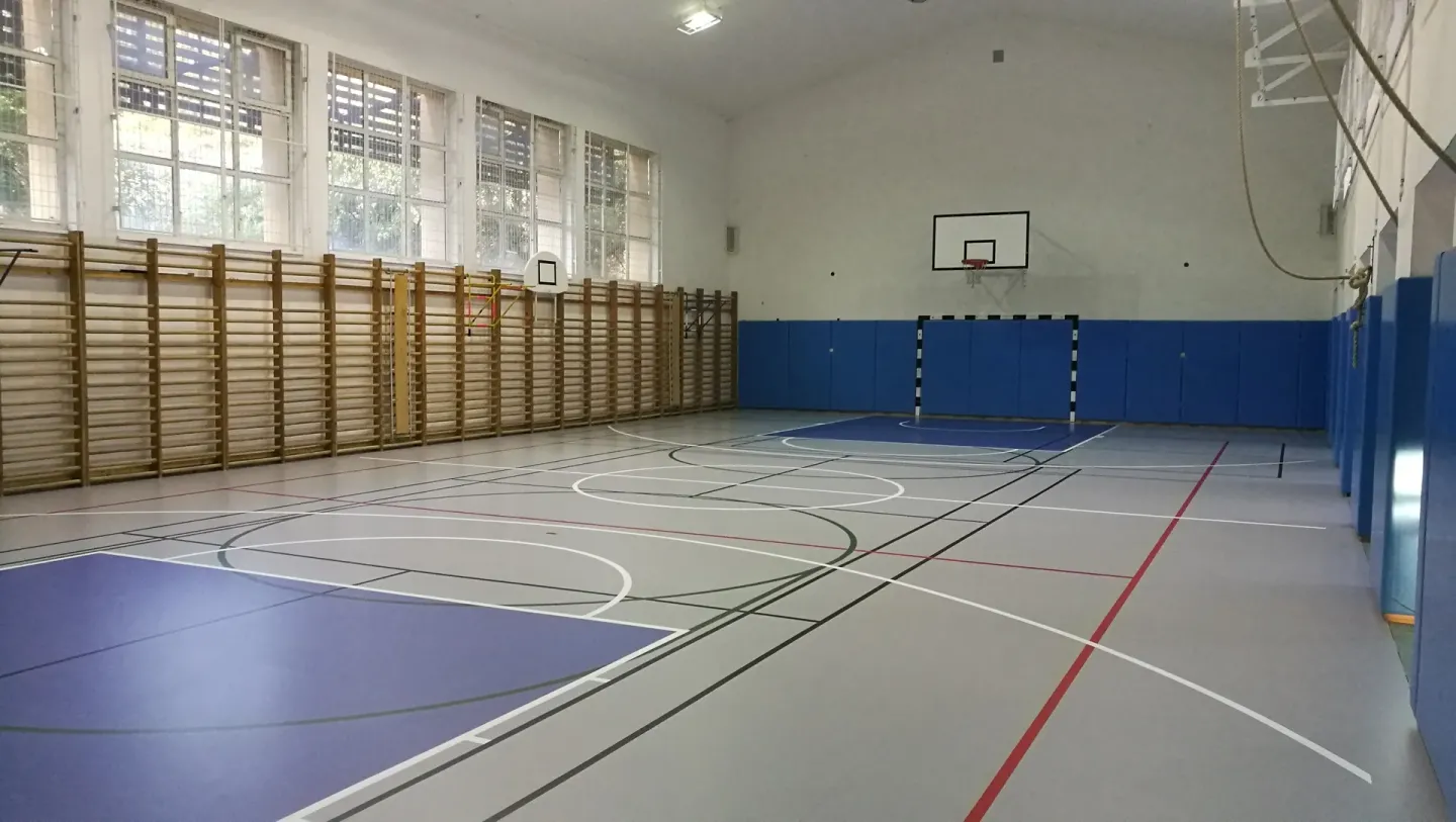 Sport Floor System: transparenter Schutz und farbige Sanierung von Sportböden Sport Floor System: transparenter Schutz und farbige Sanierung von Sportböden