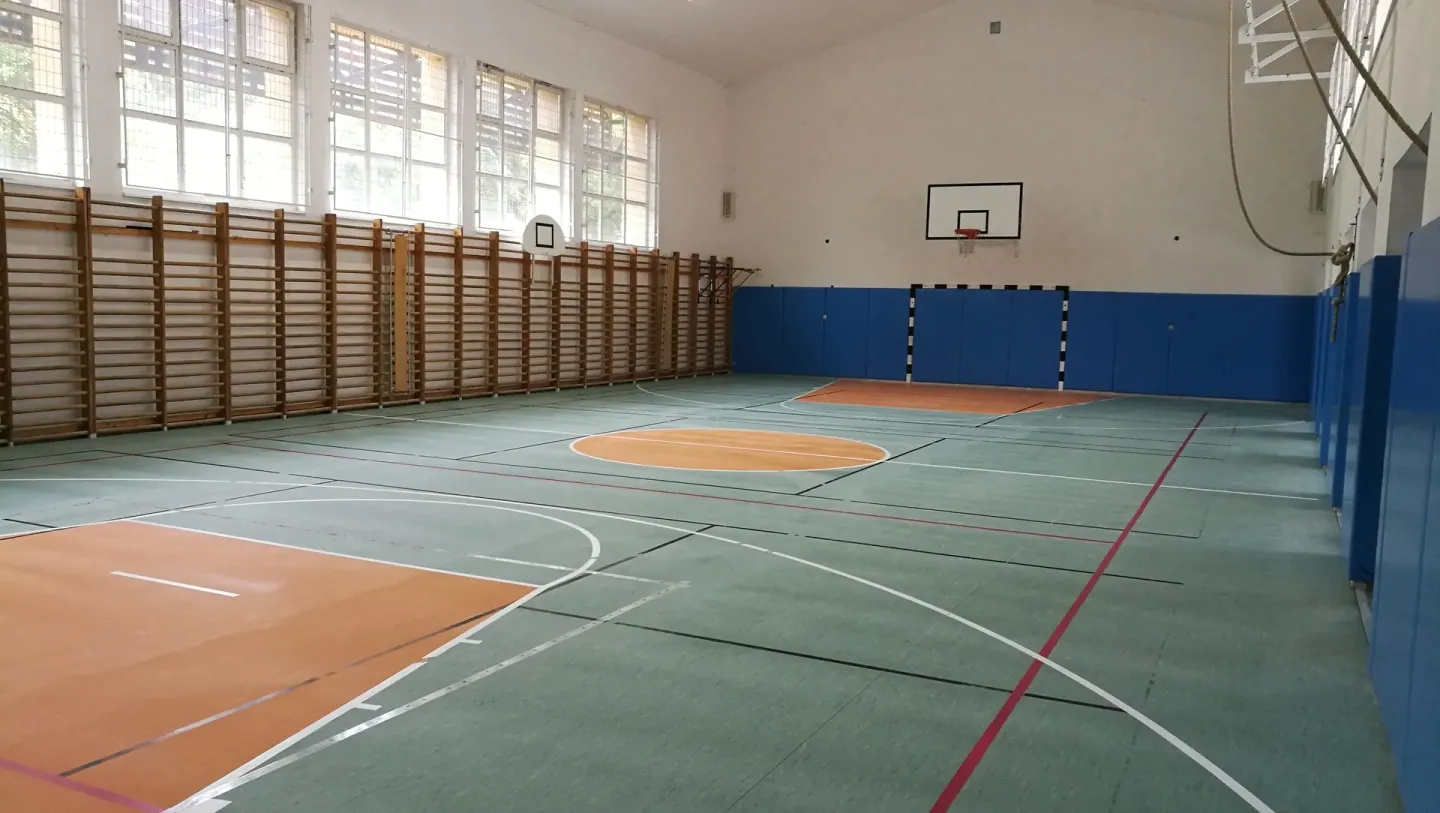 Sport Floor System: transparenter Schutz und farbige Sanierung von Sportböden Sport Floor System: transparenter Schutz und farbige Sanierung von Sportböden