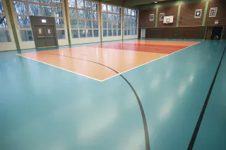 Sport Floor System: transparenter Schutz und farbige Sanierung von Sportböden Sport Floor System: transparenter Schutz und farbige Sanierung von Sportböden