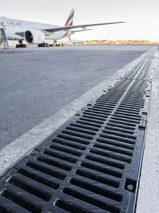 Entwässerungsrinnen für Hochbau, Tiefbau und technische Entwässerung Entwässerungsrinnen für Hochbau, Tiefbau und technische Entwässerung