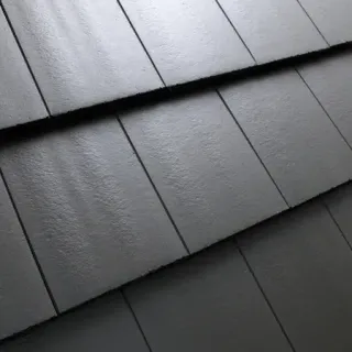 Benders Dachsteine Carisma in flacher, plattenförmiger Geometrie Benders Dachsteine Carisma in flacher, plattenförmiger Geometrie