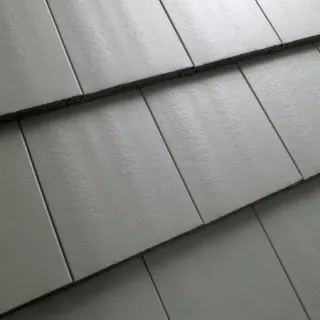 Benders Dachsteine Carisma in flacher, plattenförmiger Geometrie Benders Dachsteine Carisma in flacher, plattenförmiger Geometrie