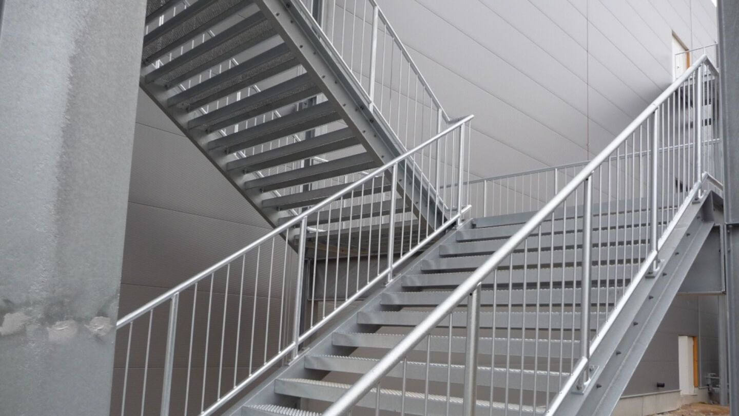 Maß- und Normstufen aus Blechprofilrosten