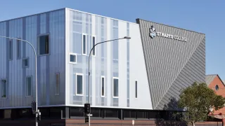 Lichtbauelemente, Hohlkammerscheiben, Paneele, Lichtbänder und Fenster Lichtbauelemente, Hohlkammerscheiben, Paneele, Lichtbänder und Fenster