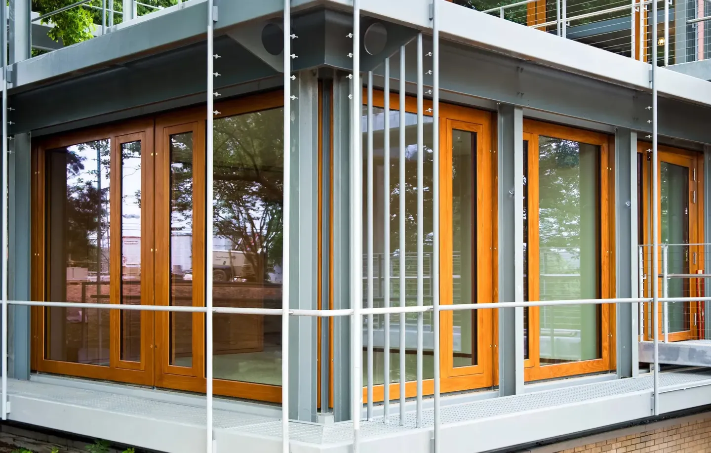 Fenster und Türen aus acetyliertem Holz Fenster und Türen aus acetyliertem Holz