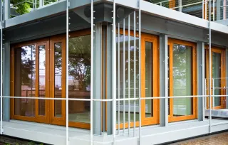 Fenster und Türen aus acetyliertem Holz Fenster und Türen aus acetyliertem Holz