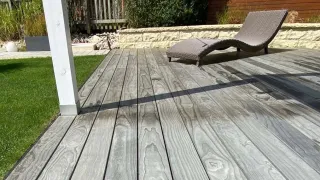 Terrassendielen aus acetyliertem Holz