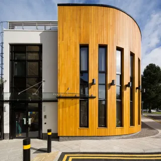 Fassadenbekleidungen aus acetyliertem Holz Fassadenbekleidungen aus acetyliertem Holz