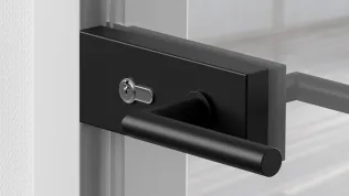Schwarze Türbeschläge aus Metall mit integriertem Schlossmechanismus