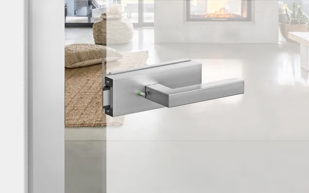 Türbeschlag aus Edelstahl mit minimalistischer Formgebung und integrierter Griffmechanik