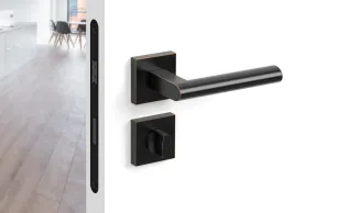Türgriff aus mattem Schwarzstahl mit quadratischem Rosettendesign und minimalistischer Formgebung