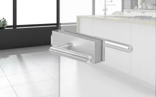 Glas-Schiebetür mit Edelstahlbeschlägen in einer modernen Küchenumgebung