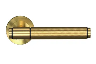 Türgriff aus gebürstetem Messing mit strukturiertem Design