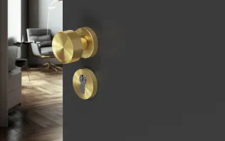 Türknauf aus poliertem Messing an einer modernen Innentür mit Holzfußboden