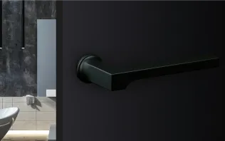 Türgriff aus mattem Schwarz mit minimalistischer Formgebung in einem modernen Badezimmer