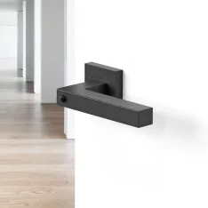 Türgriff aus mattschwarzem Metall an einer weißen Wand in einem modernen Innenraum