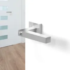 Türgriff aus gebürstetem Edelstahl an einer weißen Wand
