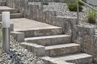 Palisaden und Stufen-Systeme für die Treppengestaltung im Außenbereich Palisaden und Stufen-Systeme für die Treppengestaltung im Außenbereich