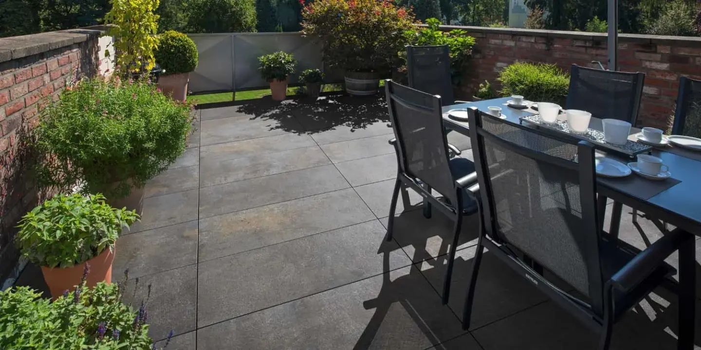 Terrassenplatten aus Granit-Keramik von KANN Terrassenplatten aus Granit-Keramik von KANN