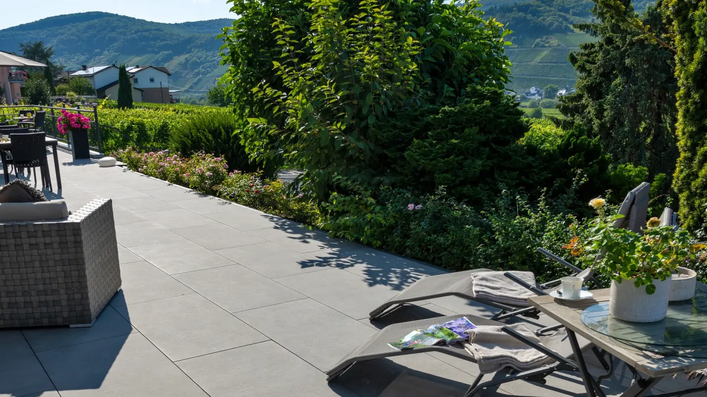 Terrassenplatten aus Granit-Keramik von KANN Terrassenplatten aus Granit-Keramik von KANN