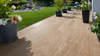 Terrassenplatten aus Granit-Keramik von KANN Terrassenplatten aus Granit-Keramik von KANN