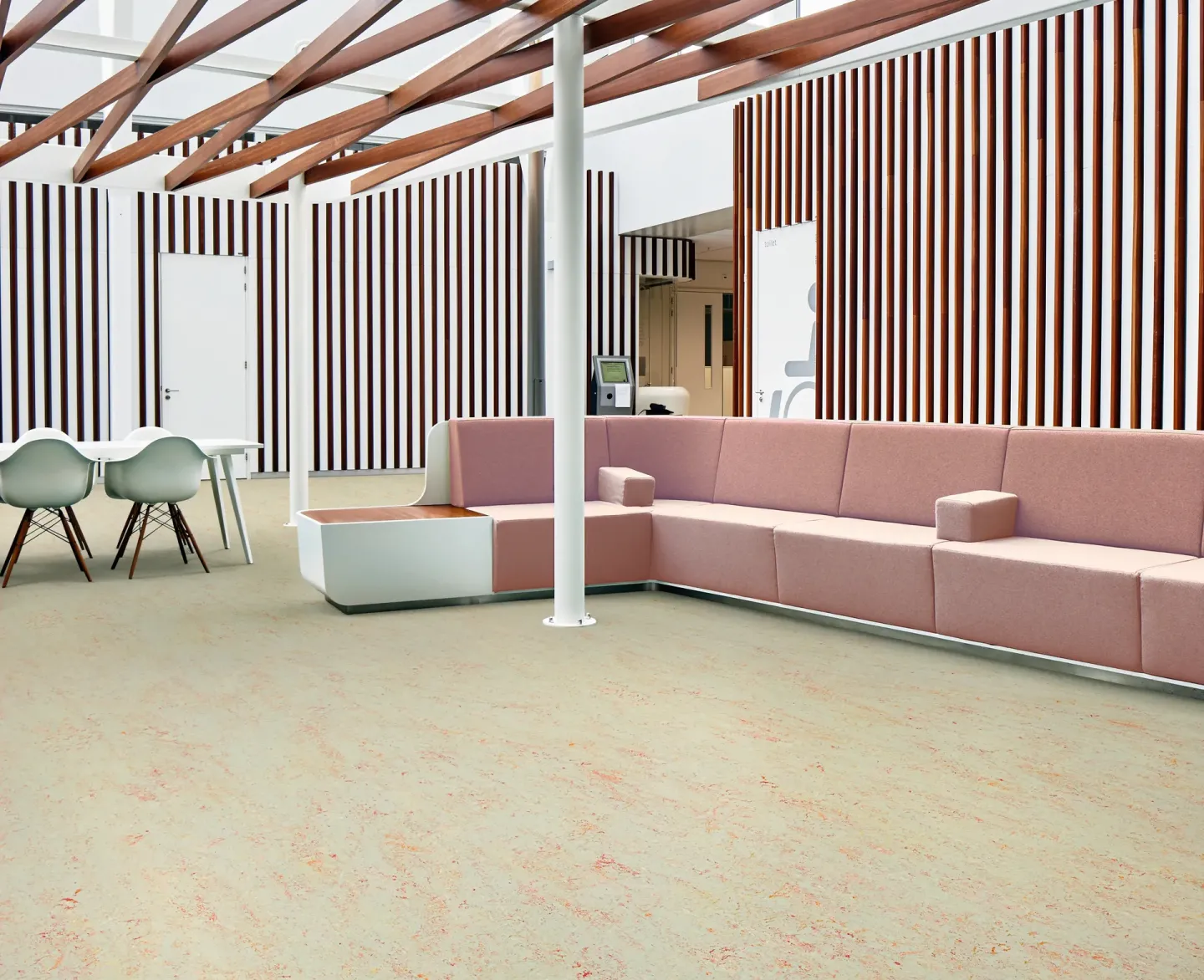 Linoleum Bodenbelag als Bahnenware, Fliesen oder Planken Linoleum Bodenbelag als Bahnenware, Fliesen oder Planken