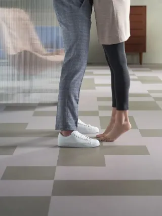 Linoleum Bodenbelag als Bahnenware, Fliesen oder Planken Linoleum Bodenbelag als Bahnenware, Fliesen oder Planken