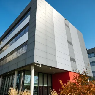 Hardie® Architectural Panel und Hardie® Panel: Fassadentafeln aus Faserzement Hardie® Architectural Panel und Hardie® Panel: Fassadentafeln aus Faserzement