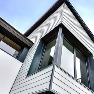 Hardie® Plank Fassadenbekleidung: Faserzement-Paneele in natürlicher Holzoptik Hardie® Plank Fassadenbekleidung: Faserzement-Paneele in natürlicher Holzoptik